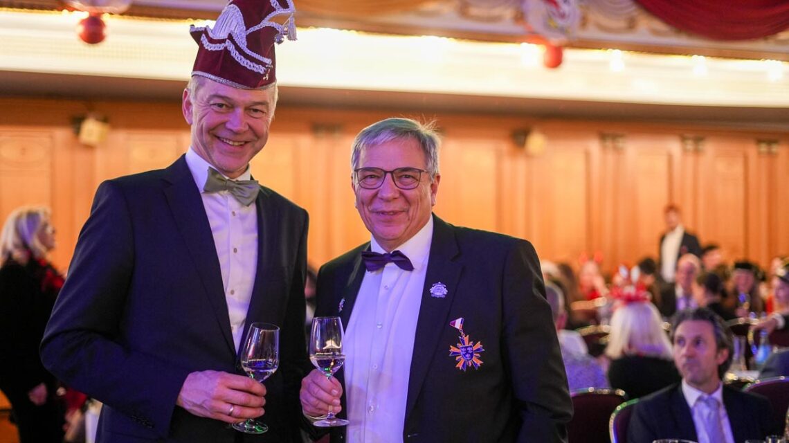 Stadtverordnetenvorsteher Dr. Gerhard OIbermayr und Oberbürgermeister Gert-Uwe Mende bei der Närrischen Riesling Gala im Kurhaus Wiesbaden.