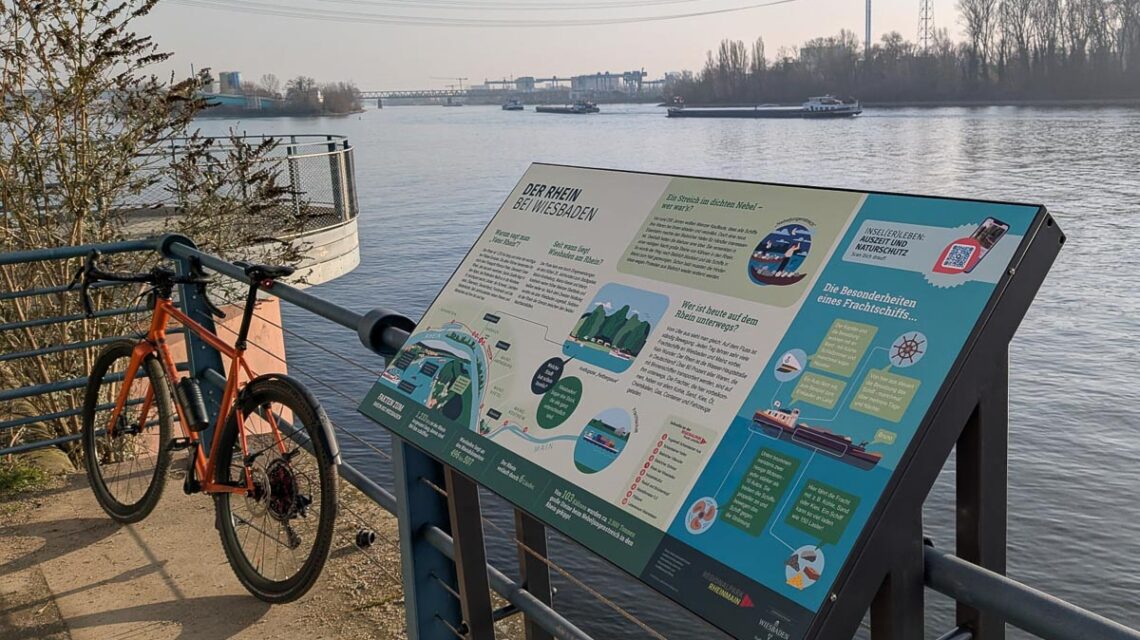 Informationstafel am Rheinufer