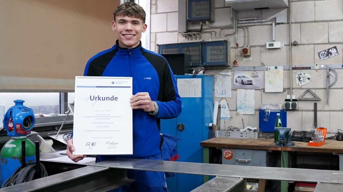 en Kleißl erhält die Auszeichnung „Lehrling des Monats“ von der Handwerkskammer Wiesbaden – Engagement, Präzision und Teamgeist überzeugen.