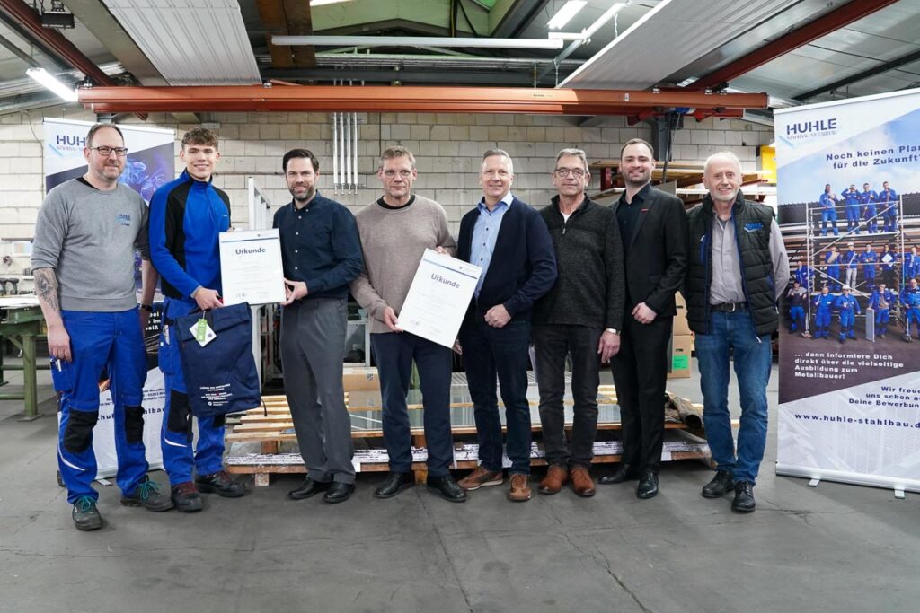 Iven Kleißl wurde von Pierre Schlosser, Hauptgeschäftsführer der Handwerkskammer Wiesbaden, zum Lehrling des Monats Januar ausgezeichnet. Von links: Ausbildungsleiter Lars Kunith, Lehrling des Monats Iven Kleißl, Hauptgeschäftsführer der Handwerkskammer Wiesbaden Pierre Schlosser, Geschäftsführer Oliver Huhle, stellvertretender Kreishandwerksmeister der Kreishandwerkerschaft Wiesbaden-Rheingau-Taunus Michael Schreiner, Obermeister der Metall-Innung Wiesbaden-Rheingau-Taunus Peter Ebel, Geschäftsführer der Kreishandwerkerschaft Wiesbaden-Rheingau-Taunus Fabian Leinhos und Geschäftsführer Günter Huhle.

 