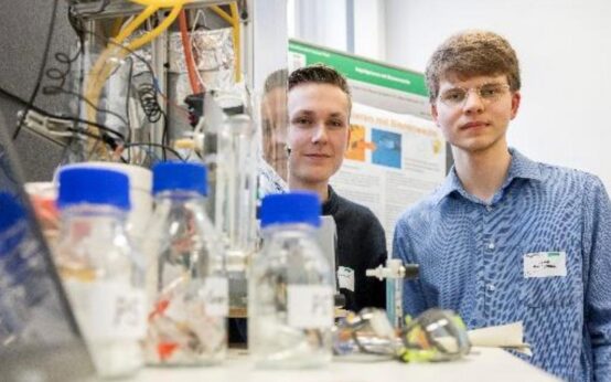 Seite 4 InfraServ GmbH & Co. Wiesbaden KG Unternehmenskommunikation Kasteler Str. 45 Anna-Maria Girz Levi 65203 Wiesbaden Tel. +49 611 962-6935 www.infraserv-wi.de anna-maria.girz-levi@infraserv-wi.de Mottoplakat: „Maximale Perspektive“ (Projektstand Nr. 21): Mit dem Kalle-Albert-Preis in der Alterssparte „Jugend forscht“ ausgezeichnet wurden Doron Antal (L) und Jakob Hollingshaus (R). Gleichzeitig erhielten sie für „ThermoH2“ den Preis für das beste interdisziplinäre Projekt.