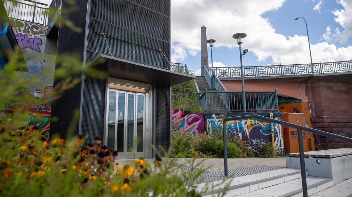 Der Aufzug Kransand verbindet das Kasteler Rheinufer nach der Störung wieder barrierefrei mit der oberen Stadtebene.