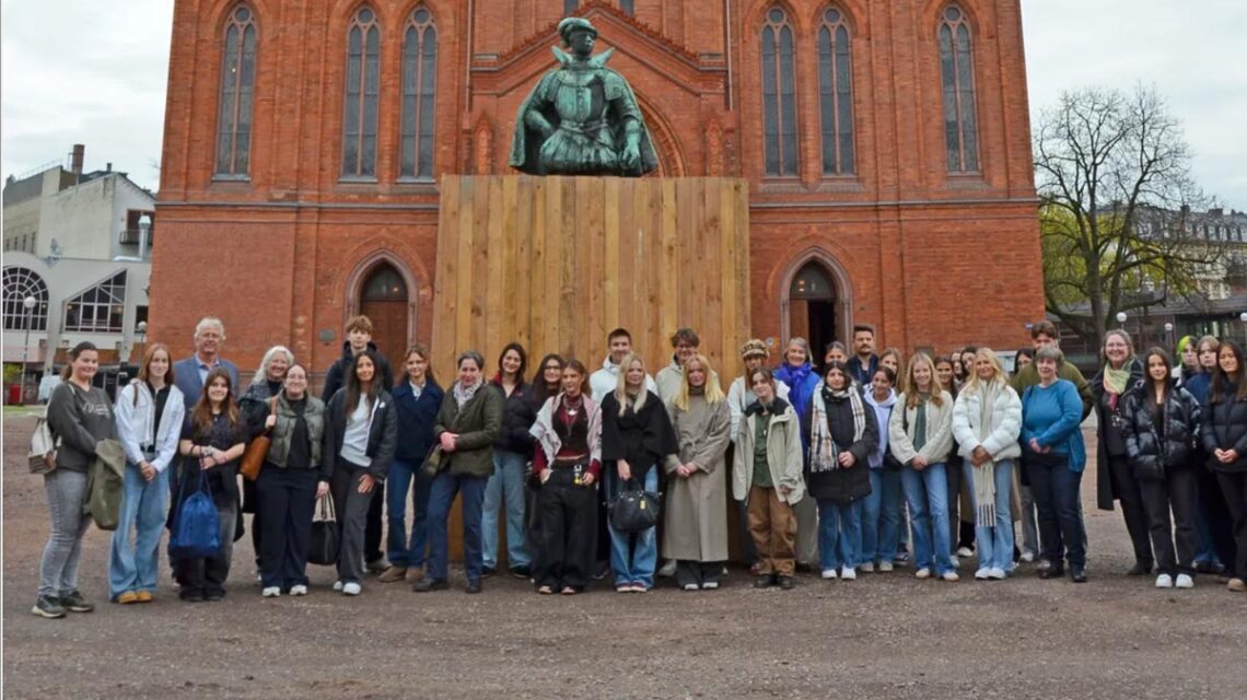 Der eingehauste Sockel des Denkmals auf dem Schlossplatz wird zur Leinwand: Schüler entwickeln hier ihre Werke für die Kunstaktion mit dem Museum Reinhard Ernst.