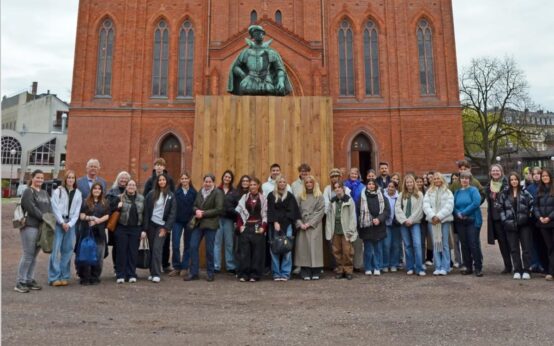 Der eingehauste Sockel des Denkmals auf dem Schlossplatz wird zur Leinwand: Schüler entwickeln hier ihre Werke für die Kunstaktion mit dem Museum Reinhard Ernst.