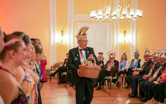 OB Gert-Uwe Mende übergibt kleine Präsente an die Stadtgarde.