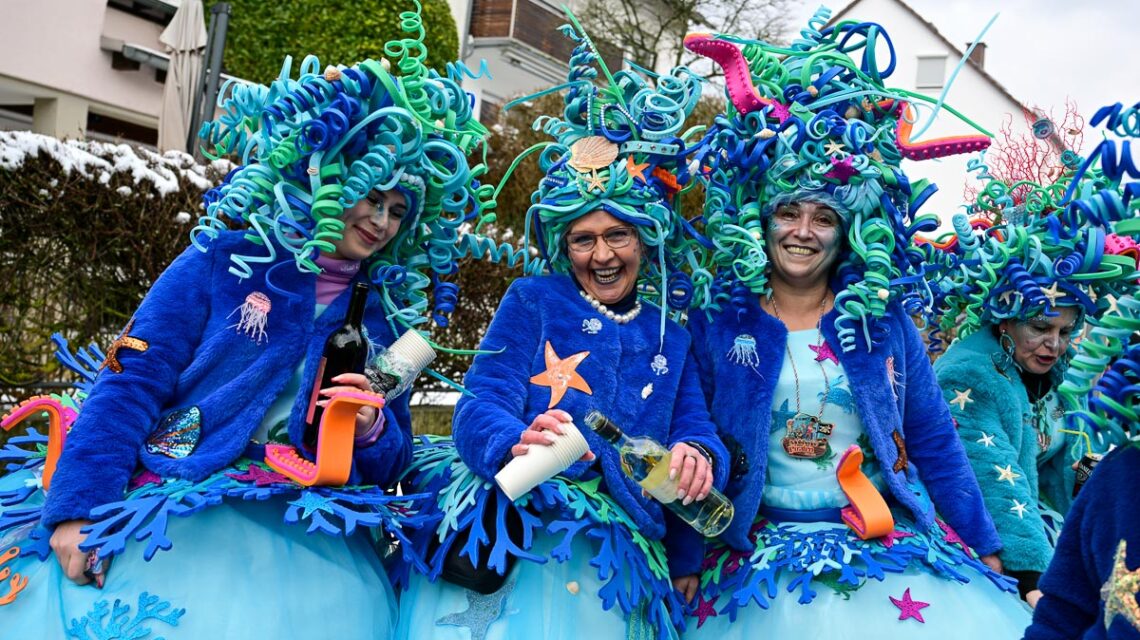 Wikinger, Wein und Weltraum: Der Rosenmontagszug in Frauenstein zieht trotz Kälte und Regen mit ungebrochener Energie durch den Stadtteil und begeistert Groß und Klein.