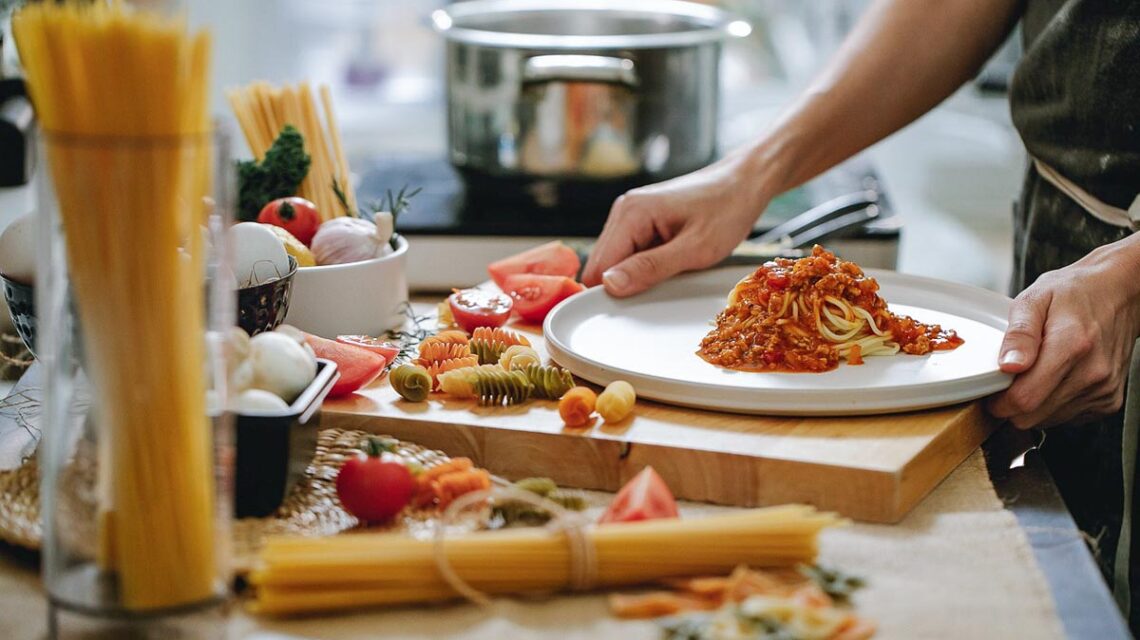 Pasta als Energiequelle: In den Olympischen Dörfern von Milano Cortina 2026 entstehen täglich tausende Mahlzeiten – Inspiration für Wiesbadens Italiener.
