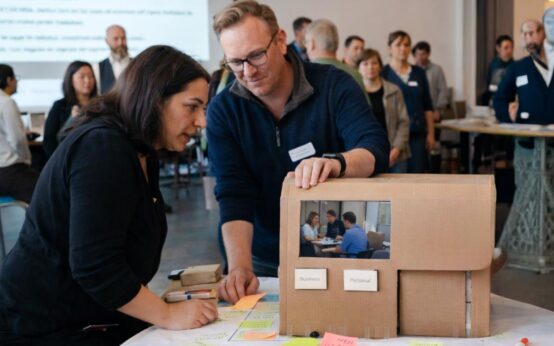 Abschluss von „Public Next“ im Heimathafen Wiesbaden: Interdisziplinäre Teams präsentieren Prototypen für nutzerzentrierte Verwaltungsservices.