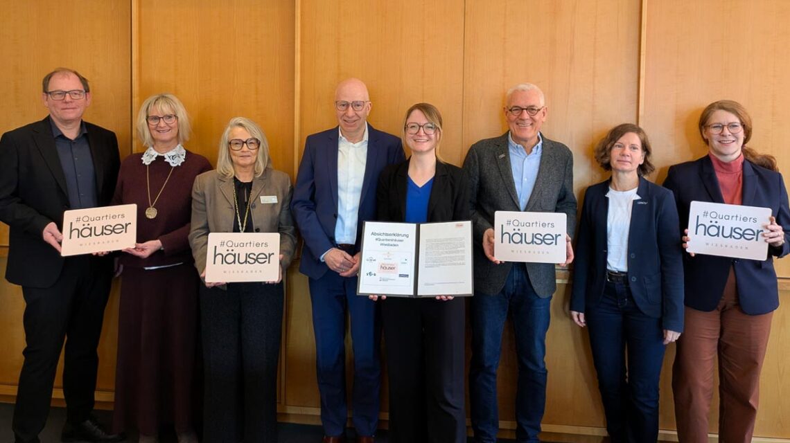 Unterzeichnung der Absichtserklärung: Stadt und Wohnungsbaugesellschaften starteten das Projekt Quartiershäuser für selbstbestimmtes Wohnen im Quartier.