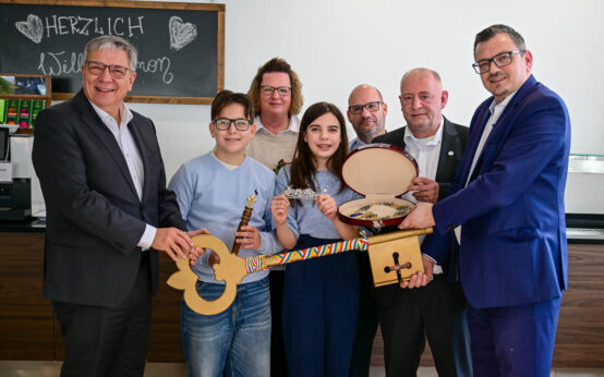 Rathaussschlüssel wird zurückgegebven, Insignien wieder verstaut.