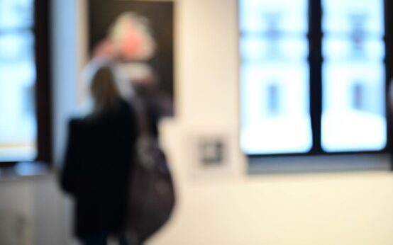 Cato-Irmela Diez zeigt im Rathausfoyer Wiesbaden ihre Ausstellung „Gefühlen Farbe verleihen“ – autobiografische Malerei voller Ausdruck und Energie.