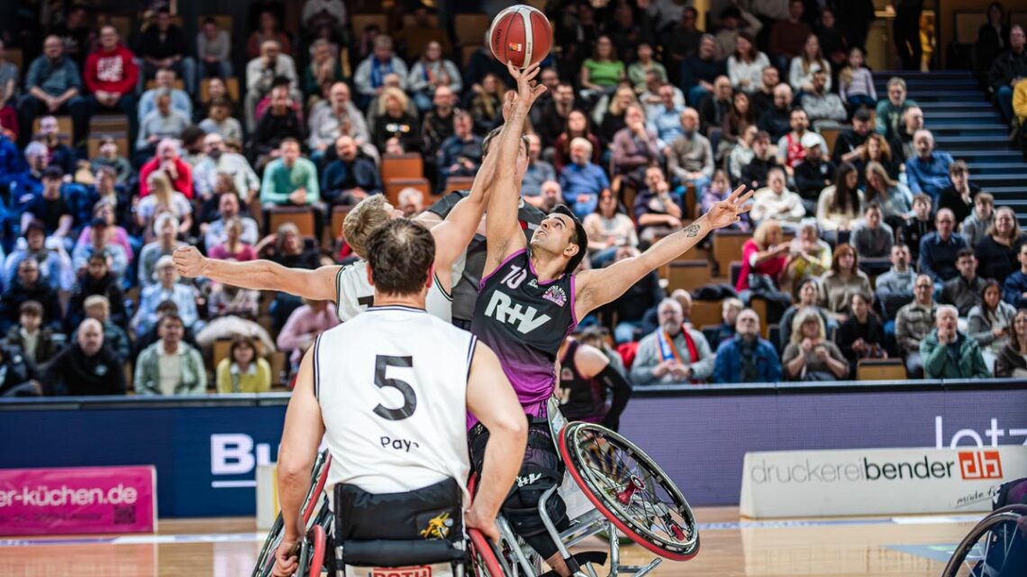 Top-Scorer Mojtaba Kamali im Zweikampf