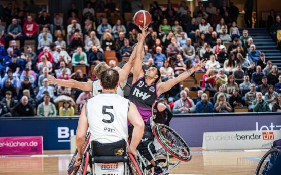 Top-Scorer Mojtaba Kamali im Zweikampf