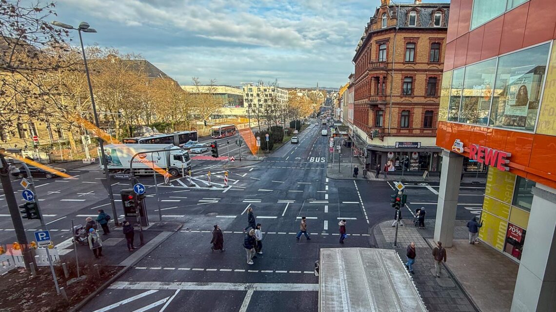 Neuordnung des Verkehrs auf der Schwalbacher Straße. Jetzt Vierspurig auf der südlichen Seite.