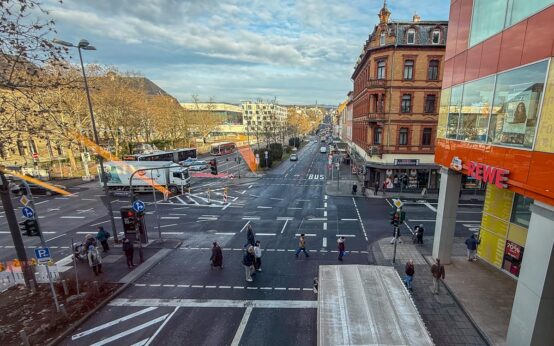 Neuordnung des Verkehrs auf der Schwalbacher Straße. Jetzt Vierspurig auf der südlichen Seite.
