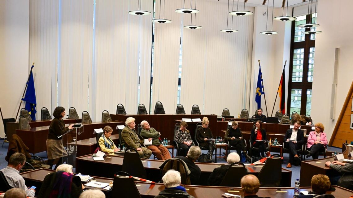 Kandidierende aller Parteien diskutieren im Rathaus über Wohnen, Mobilität, Barrierefreiheit und Pflege – eine lebendige Kommunalrunde des Seniorenbeirats Wiesbaden.