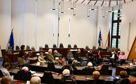 Kandidierende aller Parteien diskutieren im Rathaus über Wohnen, Mobilität, Barrierefreiheit und Pflege – eine lebendige Kommunalrunde des Seniorenbeirats Wiesbaden.