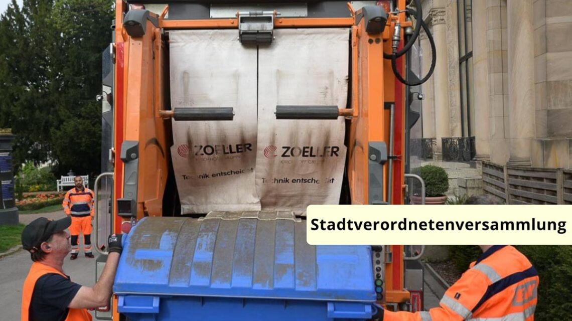 Müllwagen der ELW entsorgt Papiermüll.