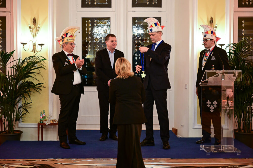 Dr. Gerhard Obermyar ehrt Steffen Gurdulic mit dem Närrischen Orden der Nacho.