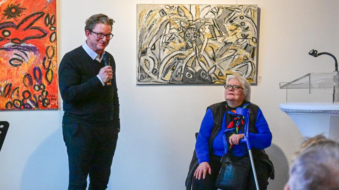 Peter Kiel würdigt im Rathausfoyer Wiesbaden das Werk von Cato – Irmela Diez. Torsten Anstädt begleitete den Weg der Ausstellung ins Rathaus.