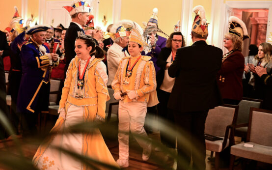 Das Kinderprinzenpaar Vitoria I. und Noah I. ziehen in den Festsaal ein.