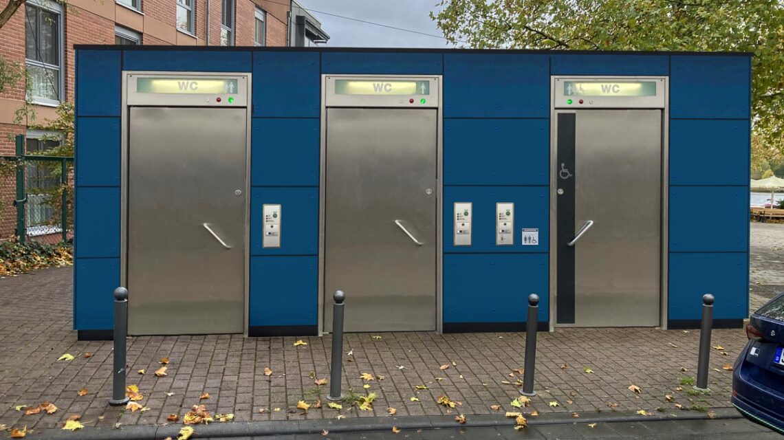 Die neue Drei-Raum-Automatiktoilette ersetzt die alte Anlage am Hans-Römer-Platz in Schierstein und erhöht Komfort sowie Barrierefreiheit am Rheinufer.