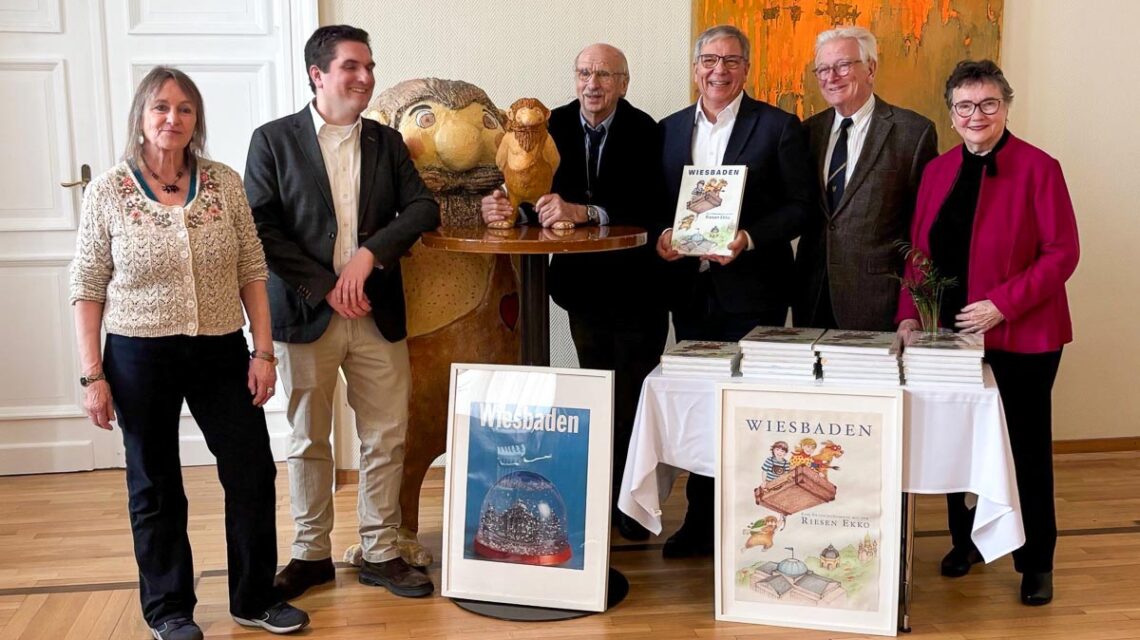 Oberbürgermeister Gert-Uwe Mende (l.) und Schuldezernent Hendrik Schmehl präsentieren im Wiesbadener Rathaus die fünfte Auflage des „Riesen Ekko