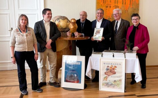 Oberbürgermeister Gert-Uwe Mende (l.) und Schuldezernent Hendrik Schmehl präsentieren im Wiesbadener Rathaus die fünfte Auflage des „Riesen Ekko