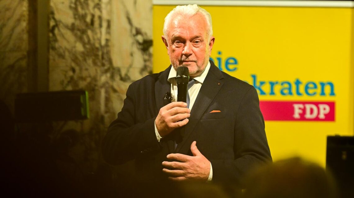 Wolfgang Kubicki sprach im Schloss Henkel vor FDP-Mitgliedern und Unterstützern über Wirtschaft, Bildung und die Zukunft Wiesbadens im Vorfeld der Kommunalwahl.