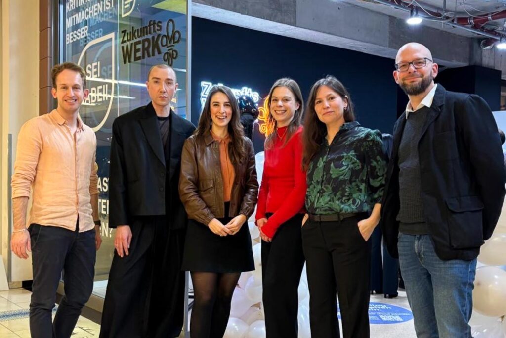 Das Zukunftswerk Wiesbaden und die Hochschule RheinMain starten wissenschaftliche Kooperation, teilt Maral Koohestanian (3. v.l.), Dezernentin für Smart City, Europa und Ordnung, mit.