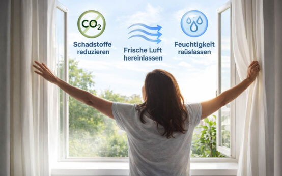 Foto – Richtiges Stoßlüften senkt die Luftfeuchtigkeit und schützt Wohnräume wirksam vor Schimmelbildung. ©2026 KI-generiert