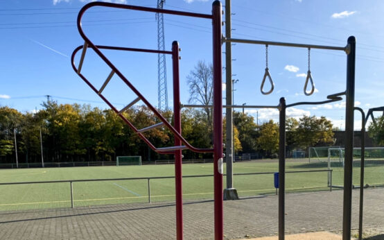 Die neue Calisthenics-Anlage am Sportplatz Amöneburg lädt zum Training unter freiem Himmel ein – offen für alle Generationen.