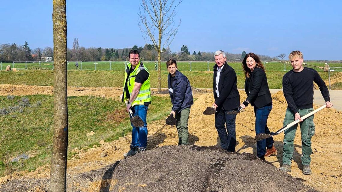 V.l.n.r.: Lars Christian Peddinghaus und Malte Loyal vom Grünflächenamt, Baudezernent Andreas Kowol, Bürgermeisterin Christiane Hinninger und Steven Scherf von der Firma Gramenz Garten- und Landschaftsbau