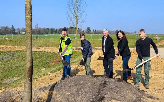 V.l.n.r.: Lars Christian Peddinghaus und Malte Loyal vom Grünflächenamt, Baudezernent Andreas Kowol, Bürgermeisterin Christiane Hinninger und Steven Scherf von der Firma Gramenz Garten- und Landschaftsbau