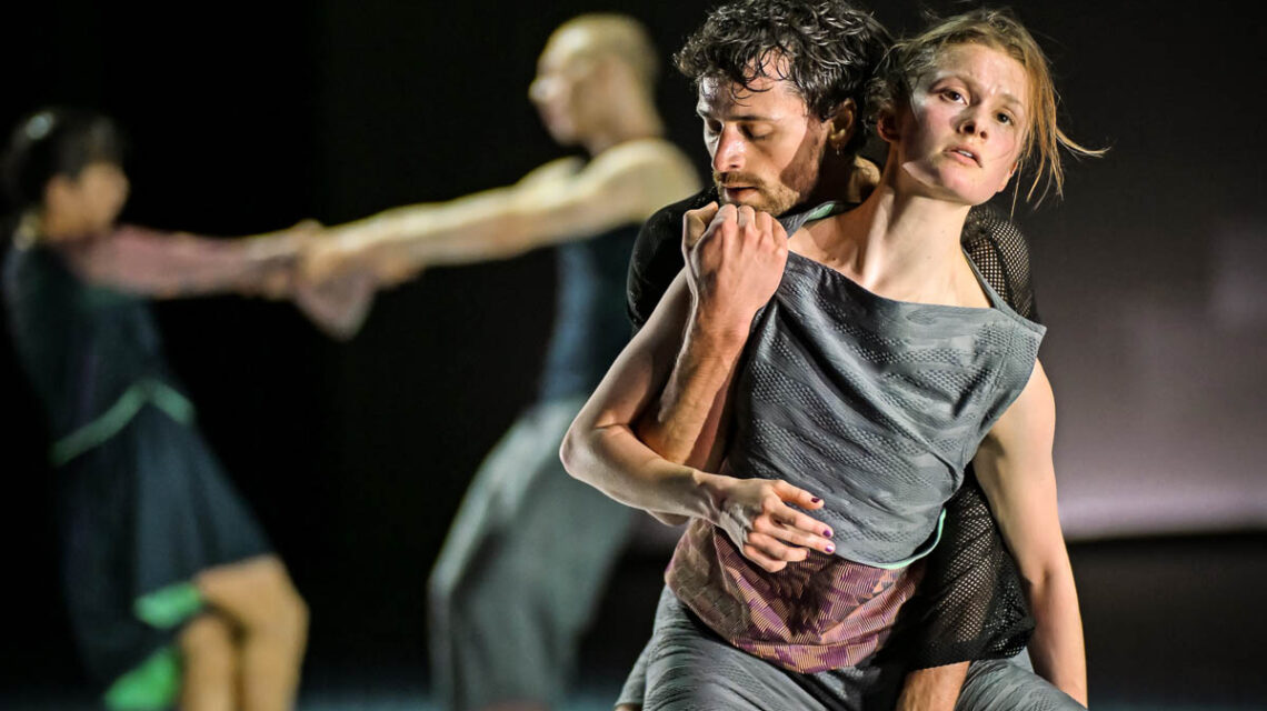 Körper im Fluss der Klänge: „Become Ocean“ verbindet Tanz, Musik und Raum zu einem eindringlichen Erlebnis über Natur und Wandel.