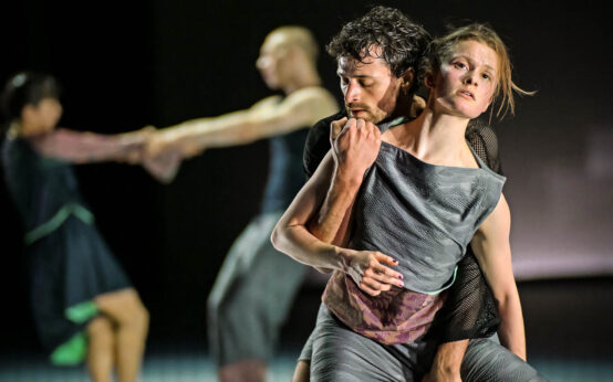 Körper im Fluss der Klänge: „Become Ocean“ verbindet Tanz, Musik und Raum zu einem eindringlichen Erlebnis über Natur und Wandel.