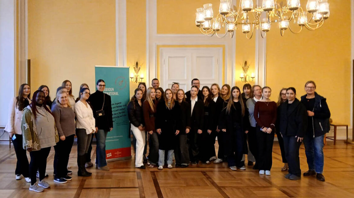 Im Festsaal des Wiesbadener Rathauses erhalten die Teilnehmerinnen der Jugendbegegnung ihren EU Youthpass.