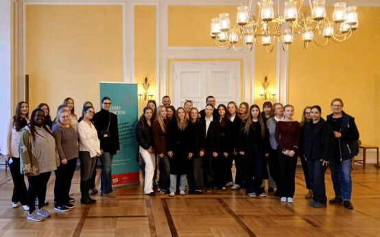 Im Festsaal des Wiesbadener Rathauses erhalten die Teilnehmerinnen der Jugendbegegnung ihren EU Youthpass.