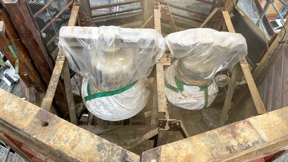 Ein Kran hebt die Turmspitze der Dotzheimer Kirche ab – das historische Bauwerk wird umfassend saniert.