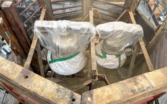 Ein Kran hebt die Turmspitze der Dotzheimer Kirche ab – das historische Bauwerk wird umfassend saniert.