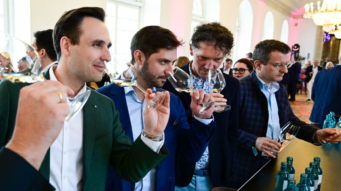 Genuss in Bewegung: Bei der Fête Terroir im Schloss Biebrich treffen große Weine auf lebendige Atmosphäre.
