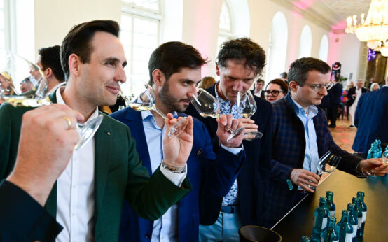 Genuss in Bewegung: Bei der Fête Terroir im Schloss Biebrich treffen große Weine auf lebendige Atmosphäre.