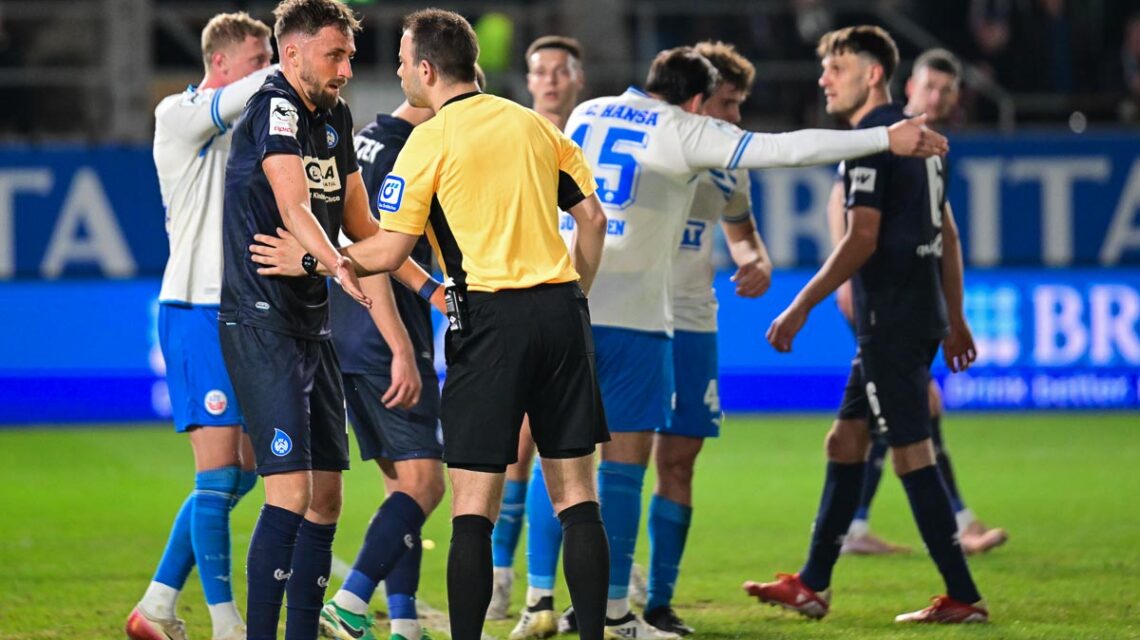 Florian Hübner kommt im Strafraum zu Fall und kann es nicht glauben. Aber der Pfiff bleibt aus.