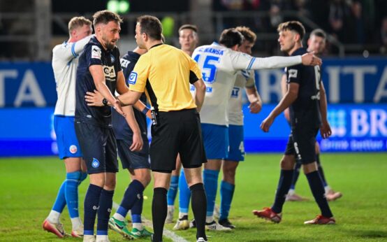 Florian Hübner kommt im Strafraum zu Fall und kann es nicht glauben. Aber der Pfiff bleibt aus.