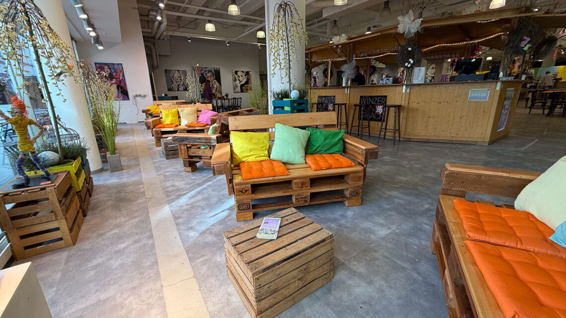 Sitzgelegenheit im Schaufenster, mit einem Glas Wein vom Weinstand der Winzer von Erbach.