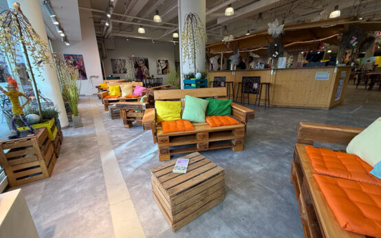 Sitzgelegenheit im Schaufenster, mit einem Glas Wein vom Weinstand der Winzer von Erbach.