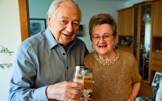 Rosemarie und Horst Kramer stoßen zum 65. Hochzeitstag an und freuen sich auf den 70.