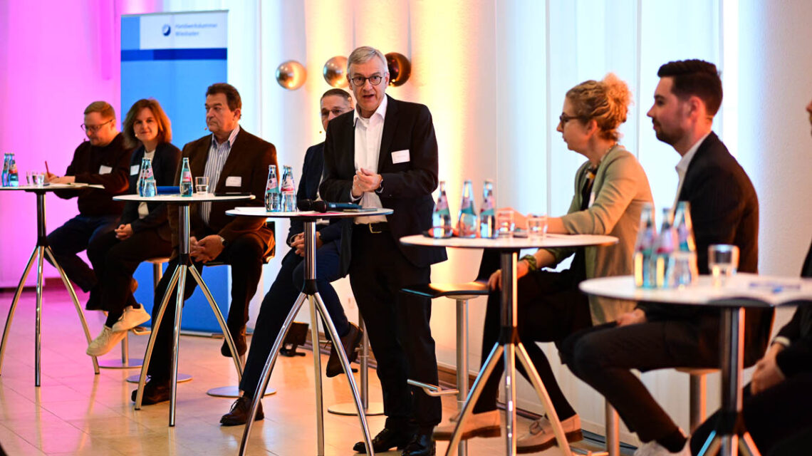 Stefan Schroeder moderiert die Podiumsdiskussion zur Kommunalwahl in der IHK Wiesbaden.