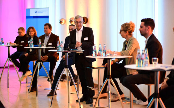 Stefan Schroeder moderiert die Podiumsdiskussion zur Kommunalwahl in der IHK Wiesbaden.