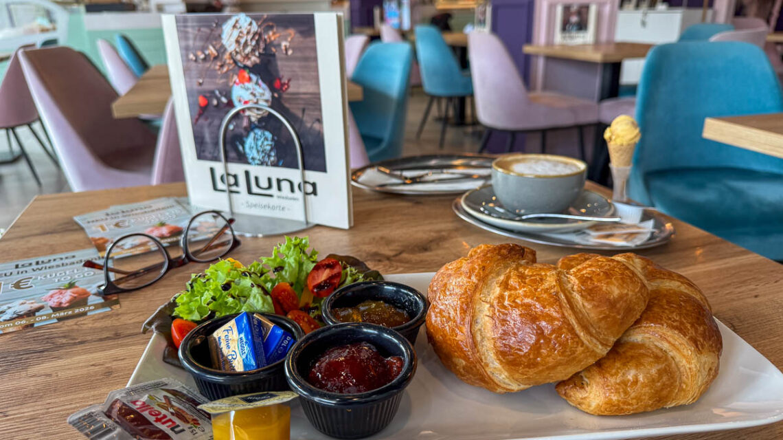 Frühstück „Kleiner Franzose" mit Milchkaffee.